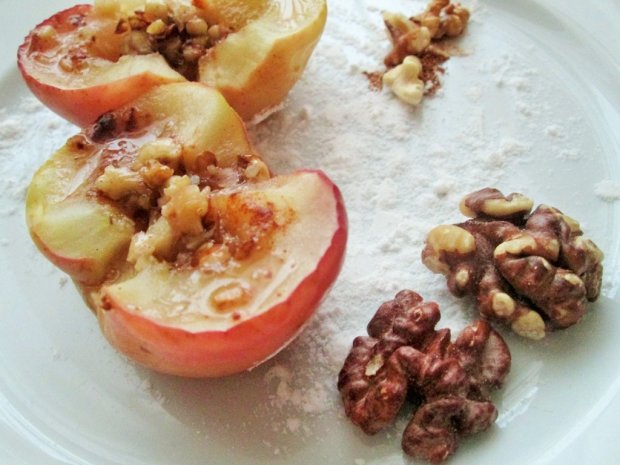 яблука печені з волоськими горіхами і медом: рецепт корисного десерту
