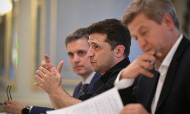 Головне за ніч: "посадки" Зеленського, плани Порошенка та космічні штрафи за комуналку