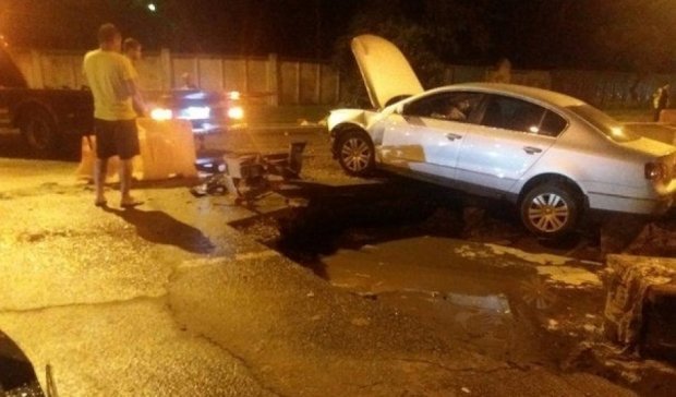 Харьковского водителя "проглотила" яма на дороге