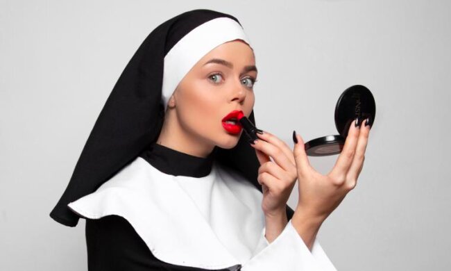 Гросу наигралась в монашки, с такой попой и грудью тяжело "замаливать грехи": только взгляните на эту тигрицу