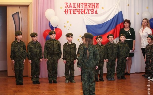 Российский детсад превратили в военно-патриотический клуб: видео