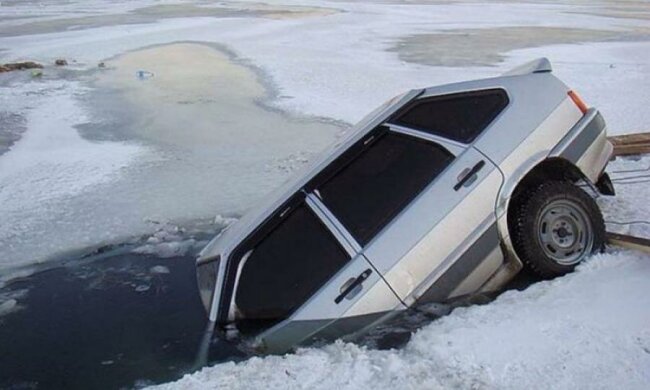 Не дождался Крещения: горе-водитель нырнул в воду вместе с машиной