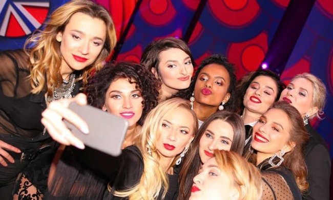 Зірка "Квартал 95" влаштувала дорослі танці на пілоні: цим ногам позаздрить кожна