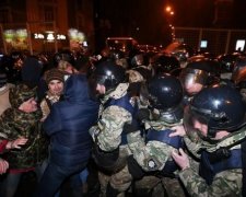 Поліцейська постраждала під час зіткнень на Банковій