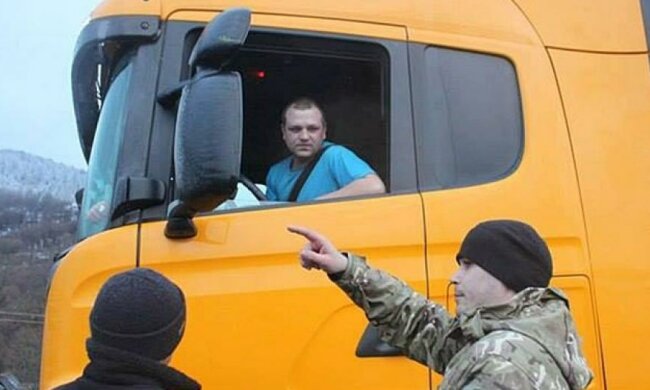 На Закарпатті блокують 12 російських вантажівок (фото)