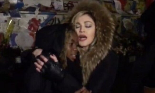 Мадонна с сыном спела на улице в Париже (видео)