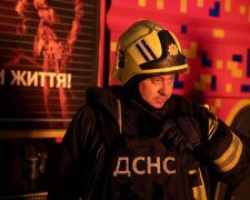 Последствия вражеской атаки на Киев: поврежденная многоэтажка и сгоревшие авто