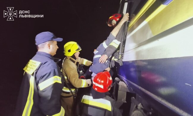 Зіткнення поїздів у Львові на Підзамче: 8 постраждалих, п'ятьох госпіталізували