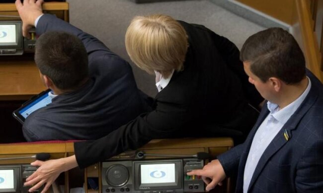 Вказівки згори та договорняки: як депутати просувають свої інтереси в Раді
