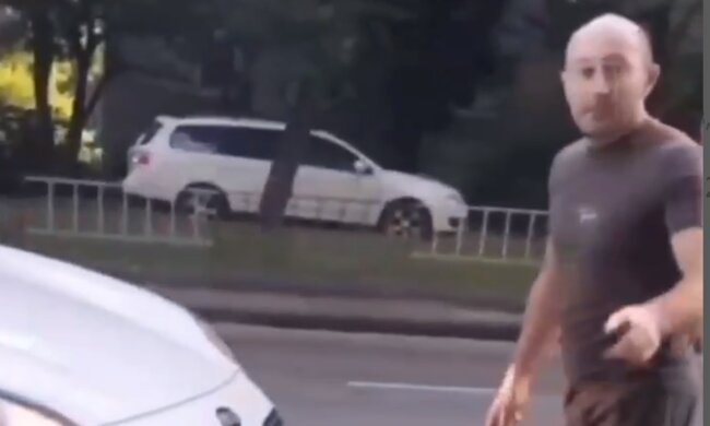 Конфликт с военным. Фото: скрин youtube