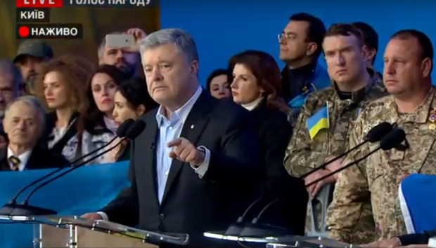 Порошенко не смог ответить на вопросы Зеленского: украинцы освистывают президента
