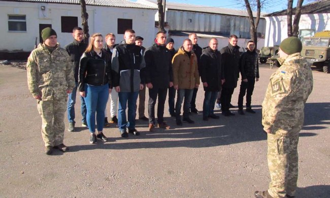 "Відбирають телефони і залишають без їжі": у Харкові влаштували полювання на призовників