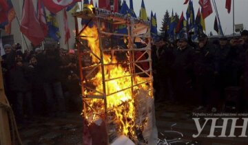 Під Радою спалили "Податковий кодекс" (фото)