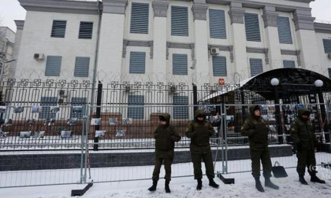 Под тремя замками: как проходят выборы Путина в Украине
