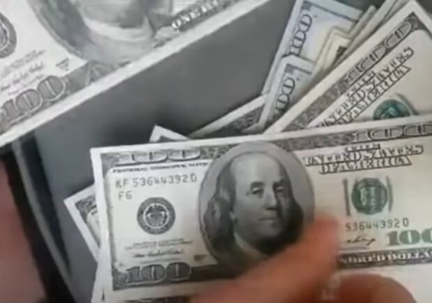 Долари. Фото: скрин відео