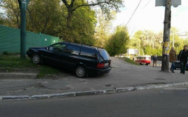 Крымчане сделали зловонный подарок герою парковки