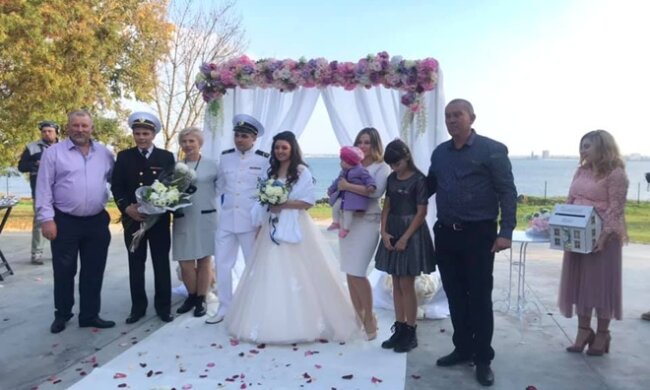 Освобожденный из лап Путина моряк сыграл свадьбу: Зеленский так и не пришел, фото торжества
