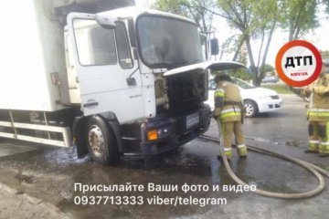 У Києві палала вантажівка: фото