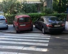 Троє героїв парковки спішилися прямо на переході (ФОТО)