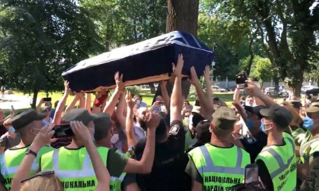 Разъяренные украинцы принесли под Раду гроб - "Покойся с миром"