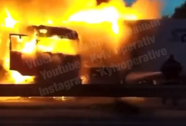 На трассе Киев-Чернигов столкнулись грузовик и автобус - адское пламя видно за километр, слышны взрывы