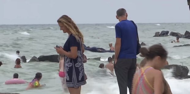 Українці на пляжі, скріншот: Youtube