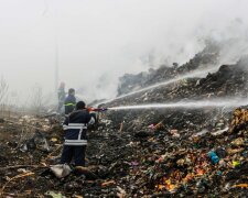 На Прикарпатье вспыхнула свалка, спасатели сбились с ног: "Бомба замедленного действия"