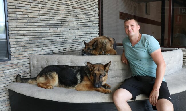 На зйомках серіалу "Пес-6", Віталій Мусевич зі своїми вихованцями, фото: Знай.ua