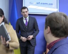 Чому Гончарук тікає від питання журналістів про міністра Милованова, який призначає на держпідприємства корупціонерів. Відео