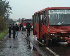 На Львівщині автобус зіткнувся з легковиком, є жертви (фото)
