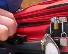 Легким порухом руки: як злодії розкривають валізи (відео)