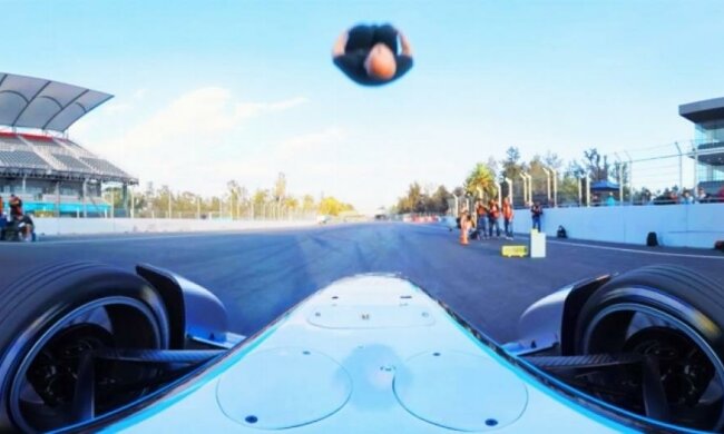 Каскадер на швидкості перестрибнув гоночний болід 