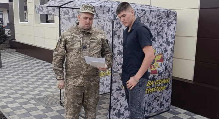 Працівник ТЦК розмовляє з чоловіком
