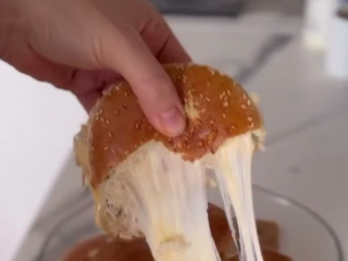 Сирні гарячі бургери, кадр з відео