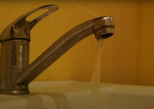 Вода из-под крана. Фото: скрин youtube