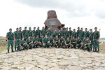 Шествие армии Азербайджана с флагом в сторону Нагорного Карабаха