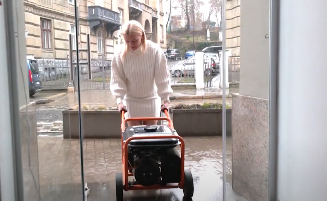 Женщина подключает генератор. Фото: youtube