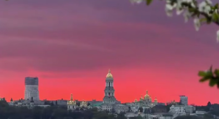 Церква, захід сонця, кадр з відео