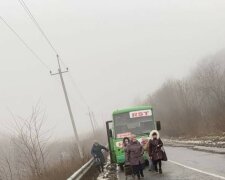 Під Харковом маршрутка "роззулася" на ходу: "Головне - проїзд дорожчає"