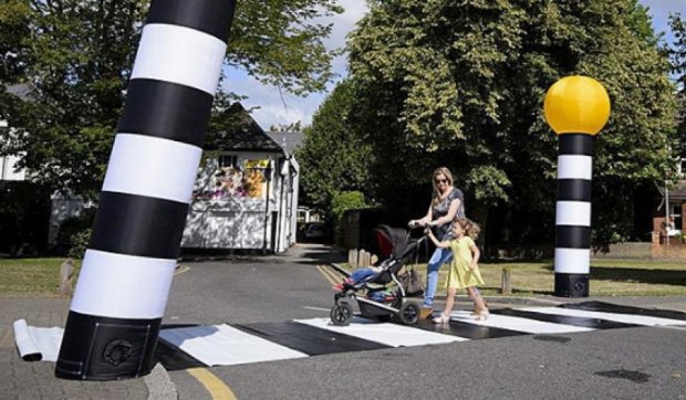 Британец собственноручно сделал мобильный пешеходный переход (фото)