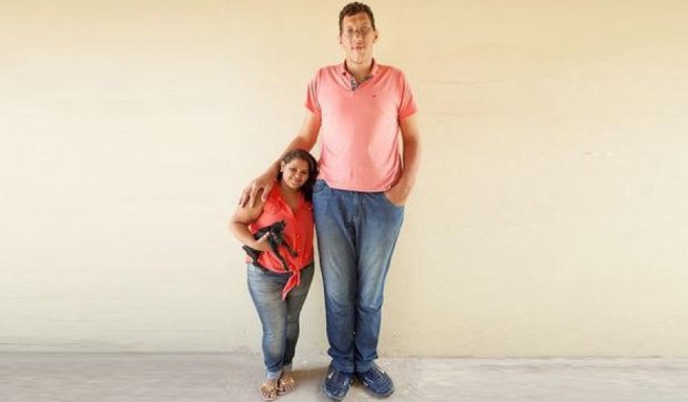 Самый высокий мужчина женился на 150-сантиметровой женщиной