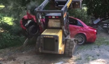 Ревнивий батько розніс бойфренду доньки Audi (відео)