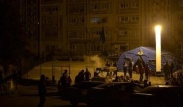 Год без света: крымчане поставили памятник в виде лампочек