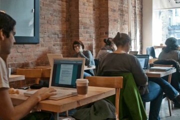 Харків'янам доведеться платити "за вхід" в кафе або давитися кавою на морозі