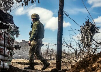 "Він л*х боягузливий": відомий журналіст пояснив, хто винен у масштабній новій атаці бойовиків на Донбасі
