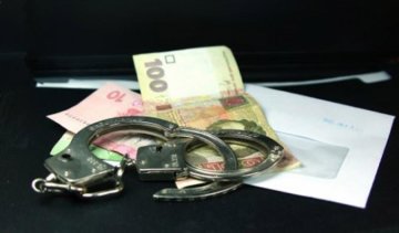 Двох правоохоронців-хабарників затримали на Полтавщині