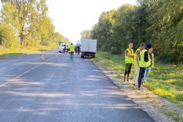 На Львовщине легковик влетел в толпу коммунальщиков, выжили не все