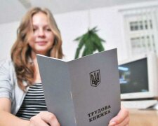 Трудові книжки перевели в онлайн: наскільки зменшиться паперова тяганина для українців