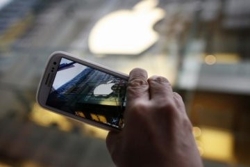 Samsung снова троллит Apple в рекламе (видео)