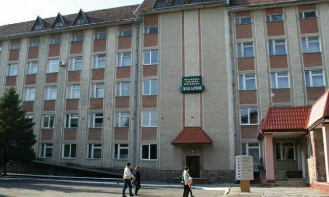 Ледь не відгриз палець: на Прикарпатті чоловіка атакувала небезпечна тварюка